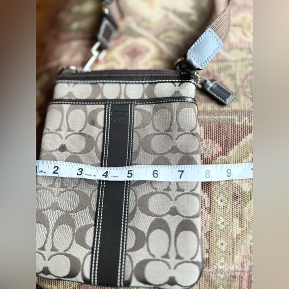 Coach Signature Crossbody Like New - Picture 5 of 7